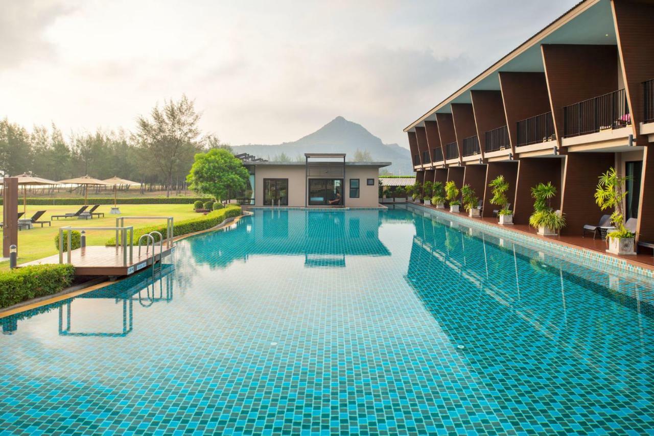 La Isla Pranburi Beach Resort Sam Roi Yot Buitenkant foto